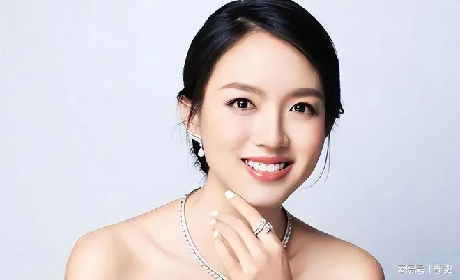 豪门怀孕6个月上春晚站C位真人生赢家凯发K8国际版艳压奚梦瑶拒嫁30亿(图14)