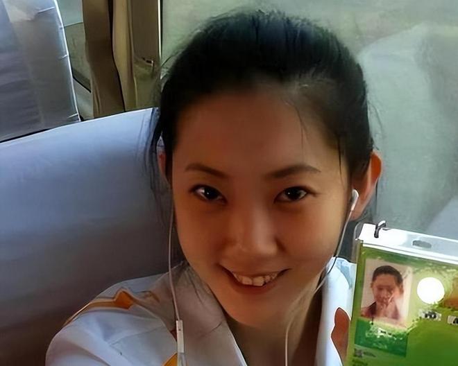 演潇洒离婚37岁仍美艳动人不愁生活k8凯发国际前女排最美国手与央视导(图3)