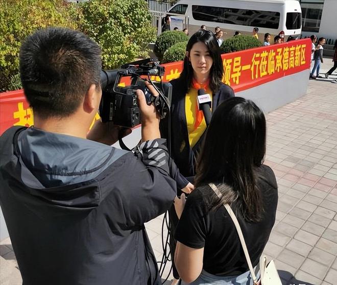 演潇洒离婚37岁仍美艳动人不愁生活k8凯发国际前女排最美国手与央视导(图4)