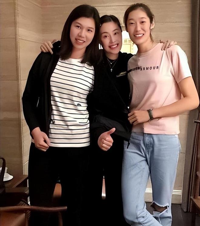 演潇洒离婚37岁仍美艳动人不愁生活k8凯发国际前女排最美国手与央视导(图19)